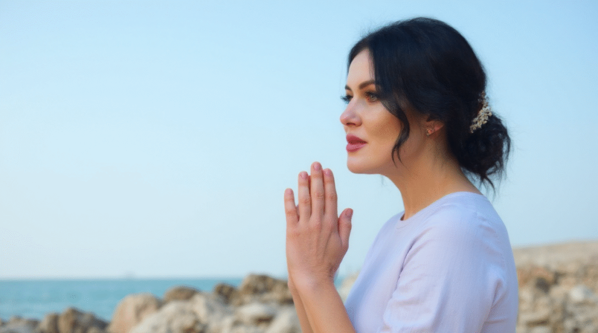 Frau in weißer Kleidung betet in der Morgensonne – Symbol für innere Rückkehr, Heilung und Neubeginn. Spiritualität, Achtsamkeit und Klarheit im Alltag.
